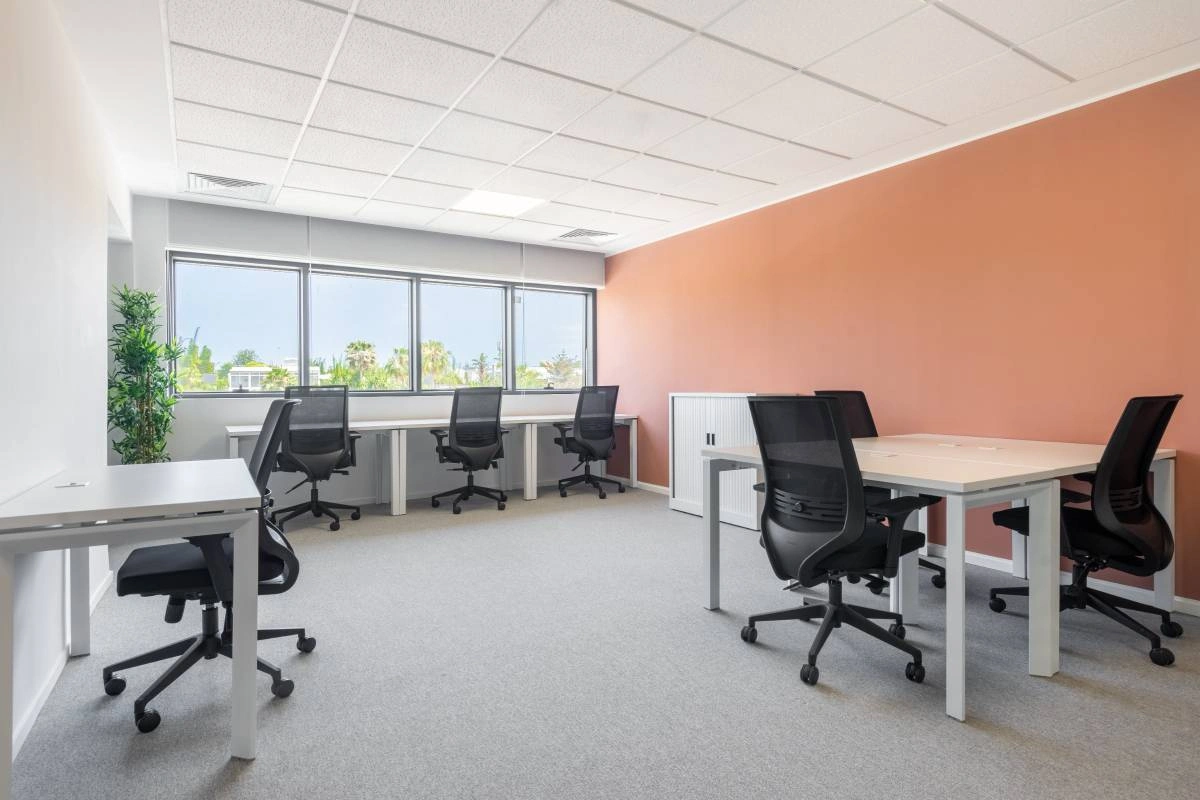 $23,716 Large office with a polished, professional setup (Miami) — photo 4