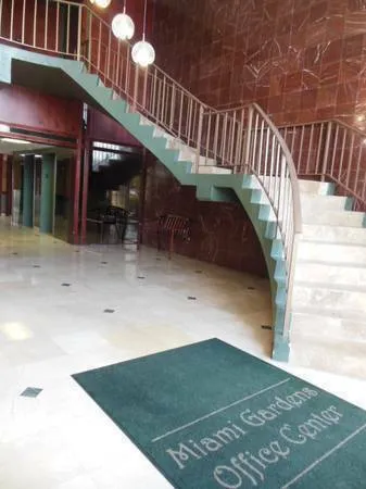 North Miami Beach $525 Office space / hair salon For Lease — thumbnail 2