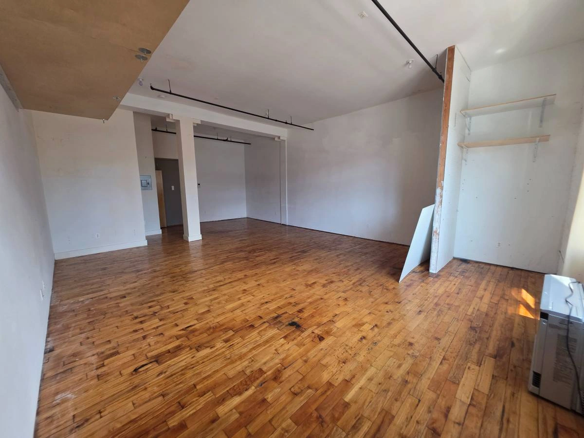 $2,500 / 900ft2 - LOFT____Private Bath In Space___High Ceiling___Large Window___@L train (WILLIAMSBURG right @ L train MORGAN STOP_________________)