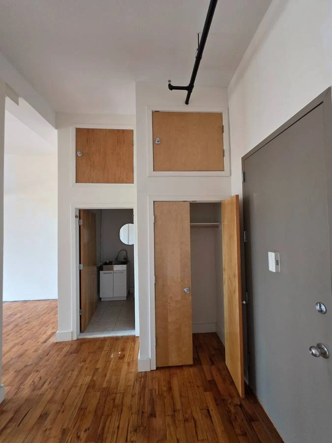 $2,500 / 900ft2 - LOFT____Private Bath In Space___High Ceiling___Large Window___@L train (WILLIAMSBURG right @ L train MORGAN STOP_________________) — thumbnail 3