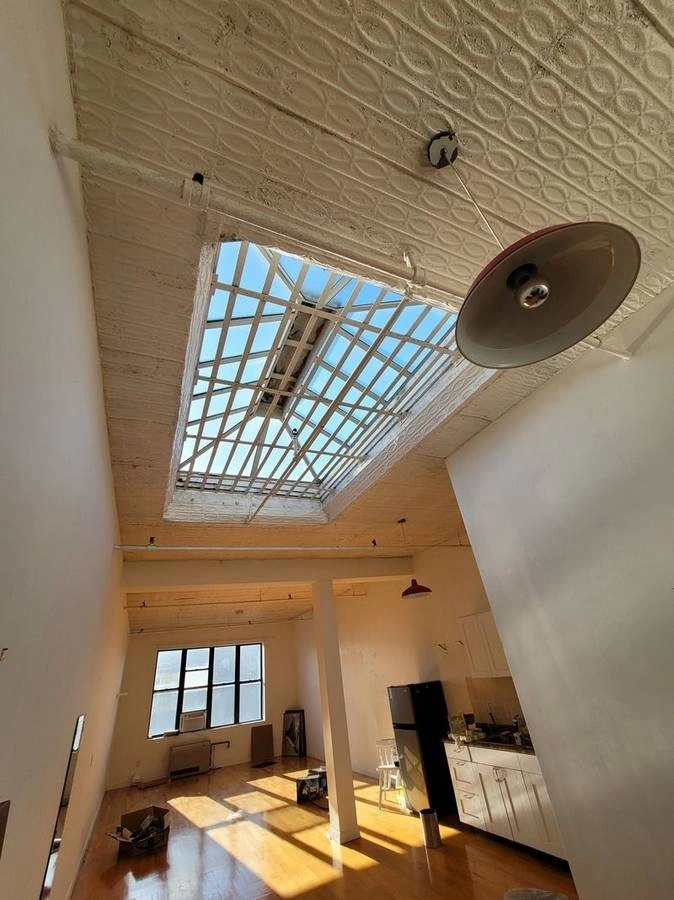 $2,200 / 700ft2 - LARGE OPEN LOFT___Skylight___High Ceiling___Roof Acees___Views & Light (WILLIAMSBURG right @ L train MORGAN STOP_________________) — thumbnail 2