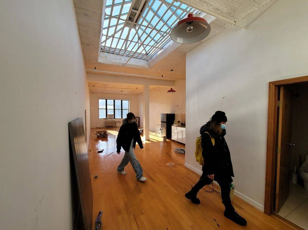 $2,200 / 700ft2 - LARGE OPEN LOFT___Skylight___High Ceiling___Roof Acees___Views & Light (WILLIAMSBURG right @ L train MORGAN STOP_________________)