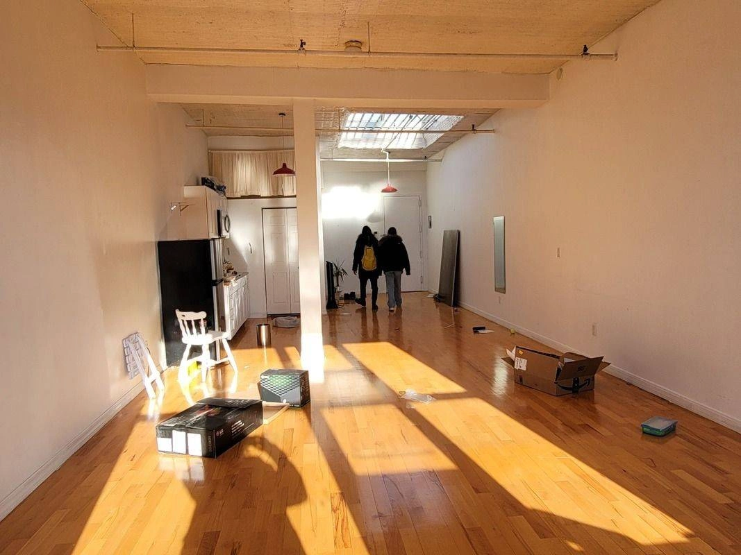 $2,200 / 700ft2 - LARGE OPEN LOFT___Skylight___High Ceiling___Roof Acees___Views & Light (WILLIAMSBURG right @ L train MORGAN STOP_________________) — thumbnail 8