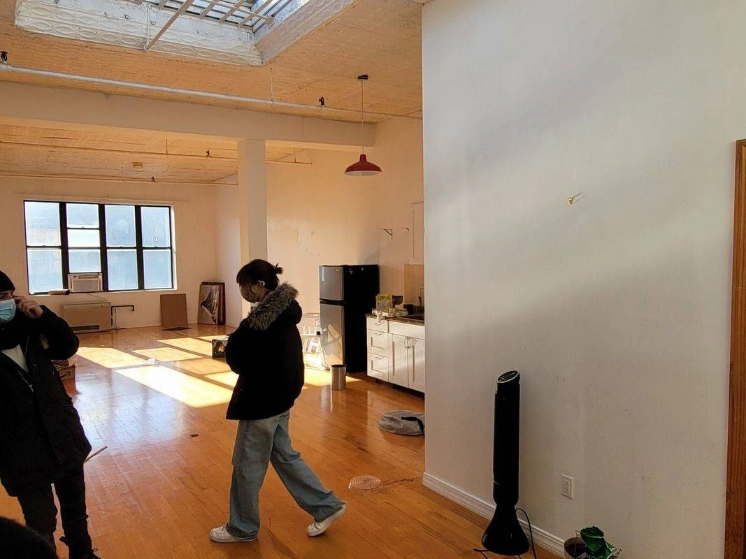 $2,200 / 700ft2 - LARGE OPEN LOFT___Skylight___High Ceiling___Roof Acees___Views & Light (WILLIAMSBURG right @ L train MORGAN STOP_________________) — thumbnail 3