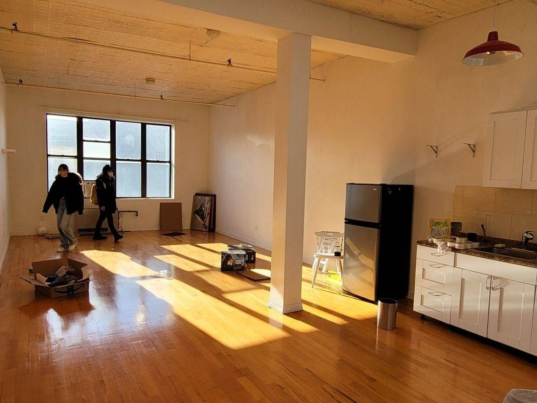 $2,200 / 700ft2 - LARGE OPEN LOFT___Skylight___High Ceiling___Roof Acees___Views & Light (WILLIAMSBURG right @ L train MORGAN STOP_________________) — thumbnail 7