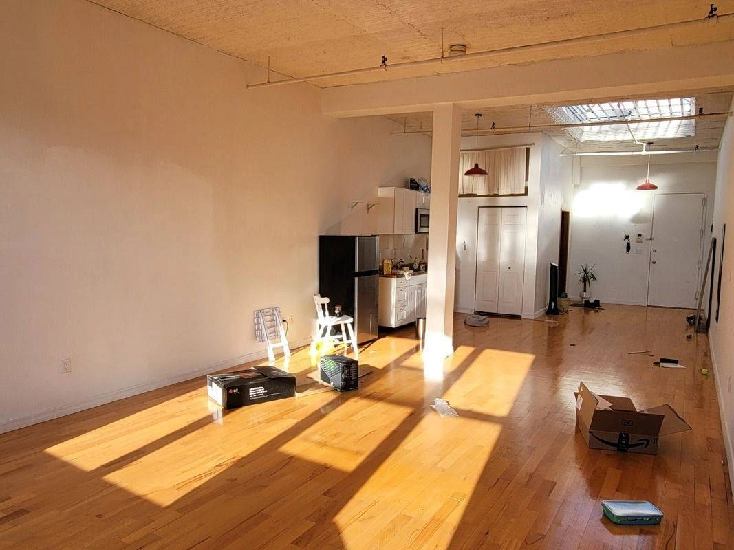 $2,200 / 700ft2 - LARGE OPEN LOFT___Skylight___High Ceiling___Roof Acees___Views & Light (WILLIAMSBURG right @ L train MORGAN STOP_________________) — thumbnail 4