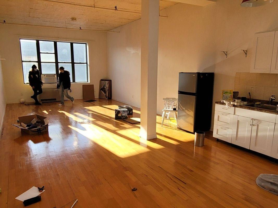 $2,200 / 700ft2 - LARGE OPEN LOFT___Skylight___High Ceiling___Roof Acees___Views & Light (WILLIAMSBURG right @ L train MORGAN STOP_________________) — thumbnail 5