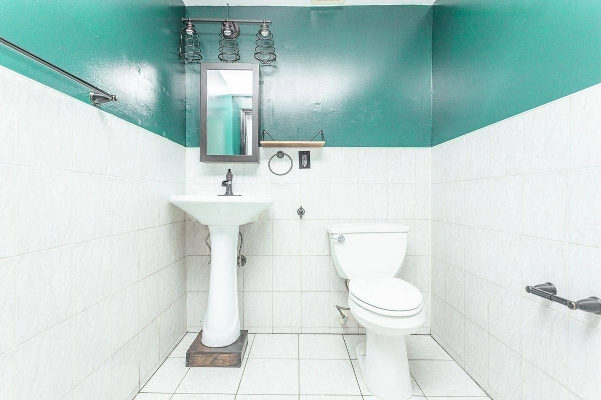 $2,500 / 900ft2 - Commercial CORNER LOFT____Private Bath InSpace___HighCeiling___Windows (WILLIAMSBURG right @ L train MORGAN STOP_________________) — thumbnail 8
