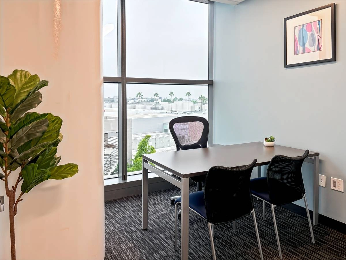 $679 Small Private Office with 15% Discount (North Hollywood) — photo 2