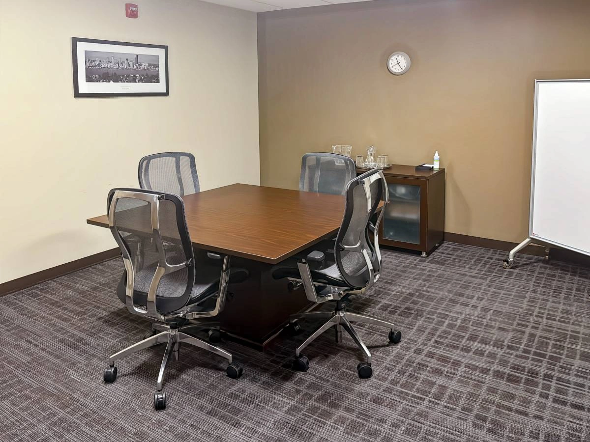 Touchdown → WORK → take-off | coworking desks — photo 6