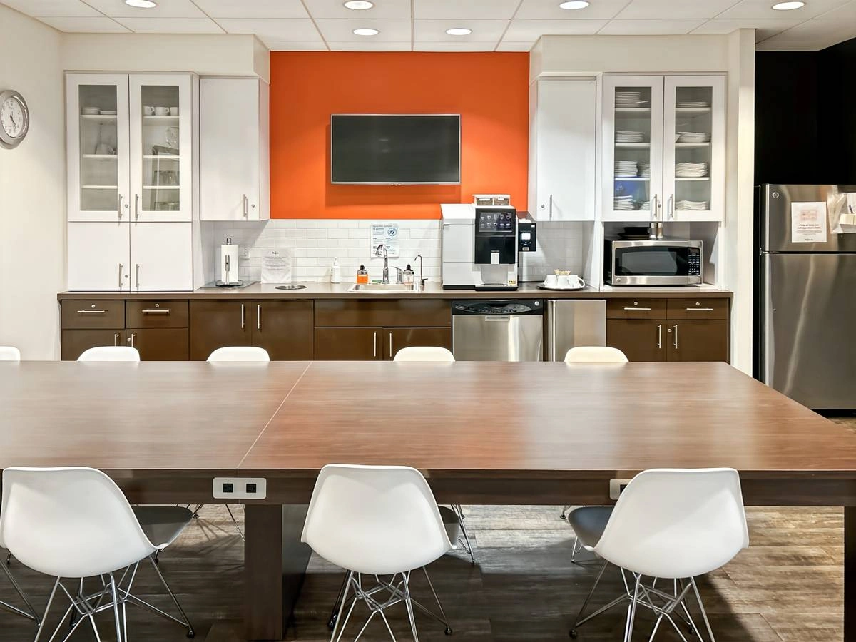 Creative office space | calm, bright, and ready — photo 7