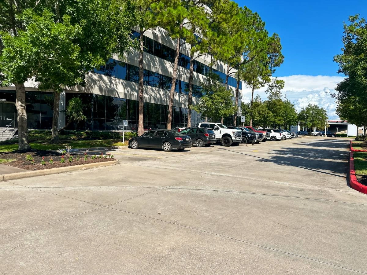 $1,998 Office space built for entrepreneurs and small companies (Houston) — thumbnail 2