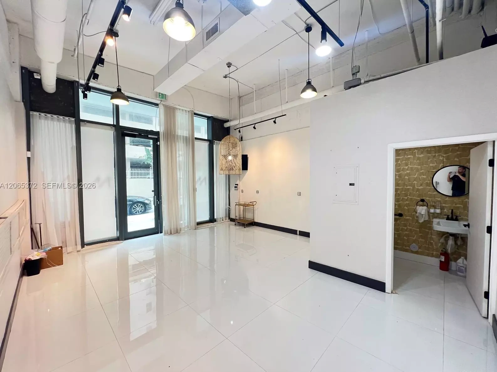 RETAIL SPACE 100% READY TO START YOUR BUSINESS IMMEDIATELY — thumbnail 2