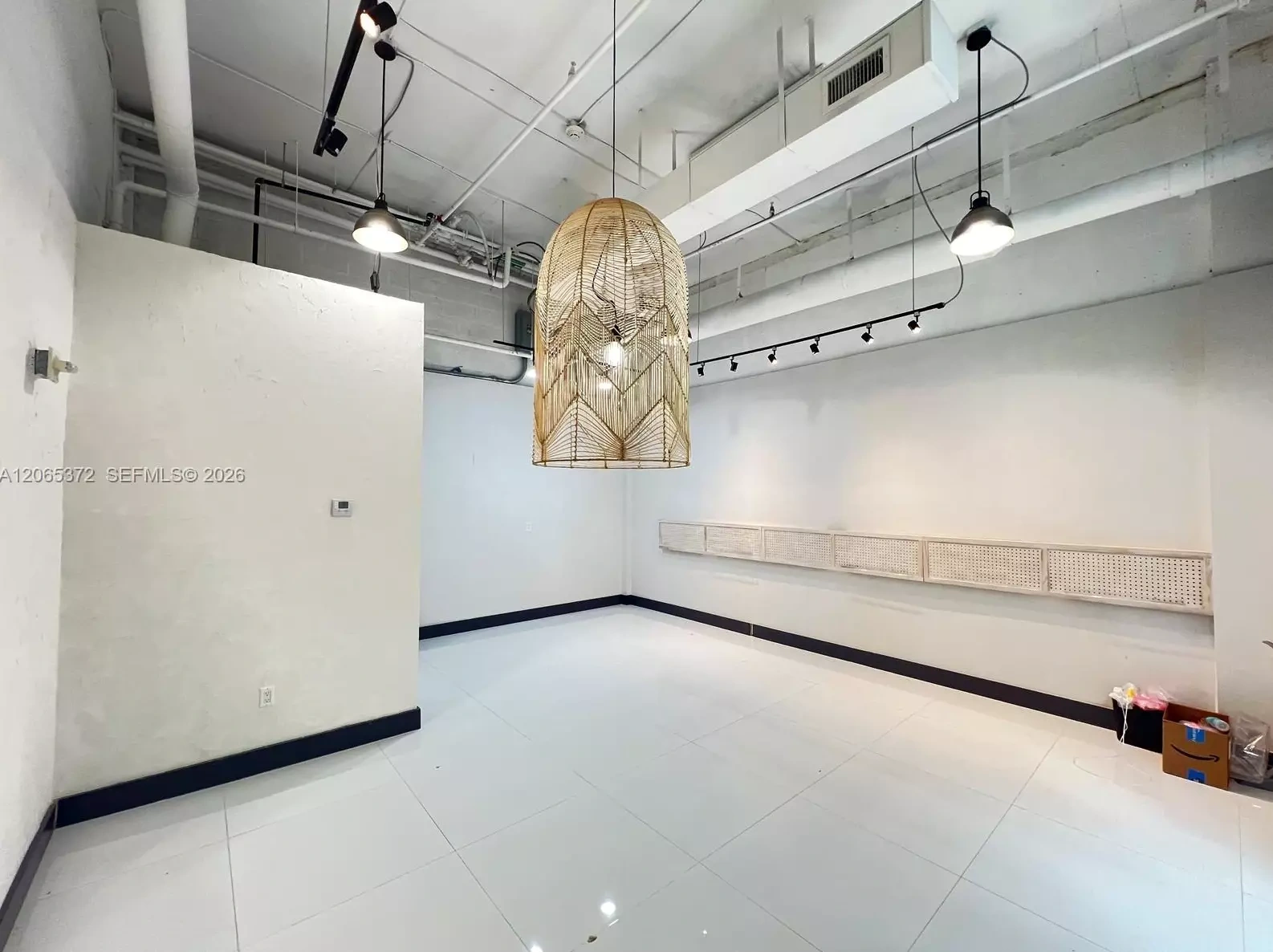 RETAIL SPACE 100% READY TO START YOUR BUSINESS IMMEDIATELY — thumbnail 3