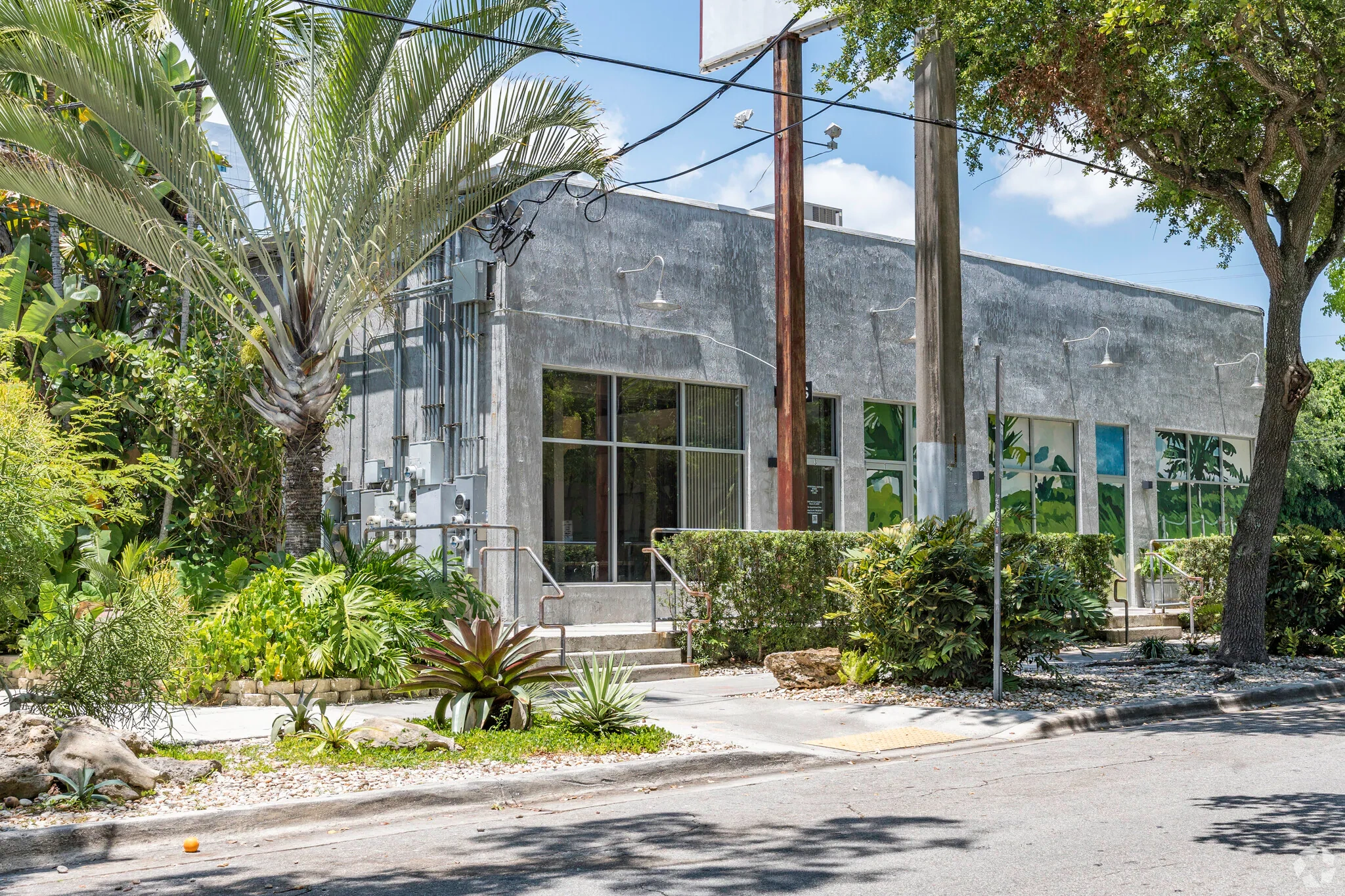 LEASE THIS 2-STORY LOFT SPACE