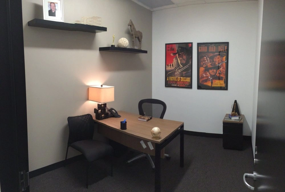 Day Desk - Regus Burbank Media District — photo 3