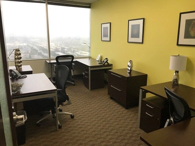 Private Office for 10 - Regus Sepulveda Center — photo 4