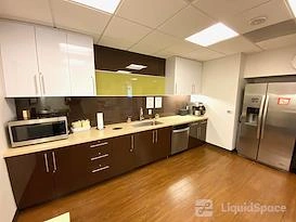 Day Office for 4 - Regus 1901 Avenue of the Stars — photo 3