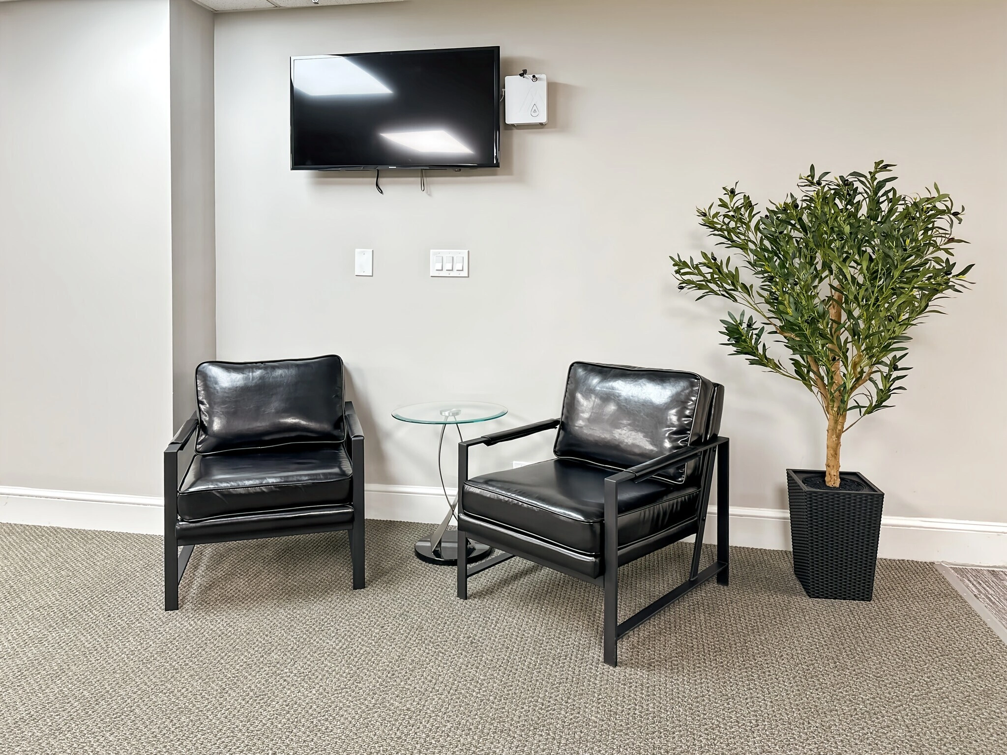 HQ 11th Street Sacramento — Hot Desk 1 Person — Hourly — photo 4