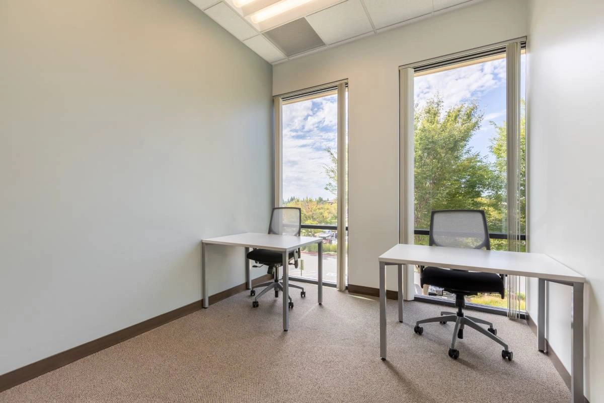 MOVE IN READY large office for entrepreneurs — photo 2