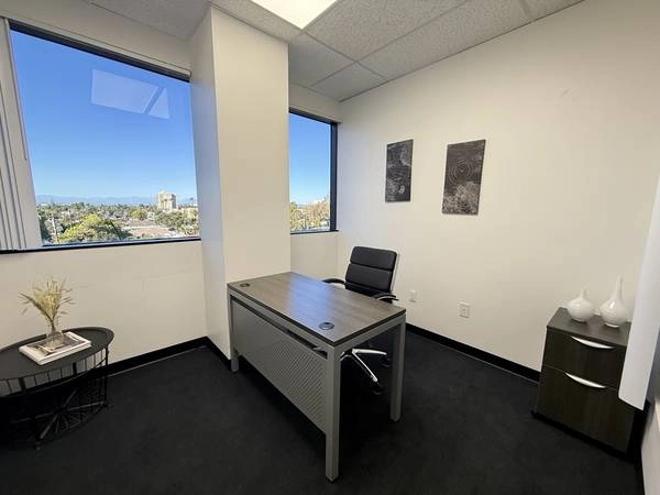 Regus W Civic Center Drive — Meeting Room — Hourly Option 07 — photo 2